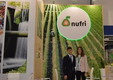 Yerai and Emma, at the stand of Nufri, involved in a promotional campaign for their Livinda apples, which seek to gain ground in the Spanish market.