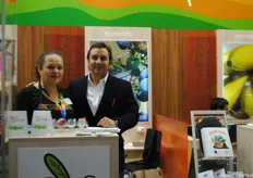 Pierina Sotomayor Bianco, of Blueagro, and Gonzalo Varas, of Frutera Peru (Powerfruit Chile), at the stand of Blueagro, from Peru.