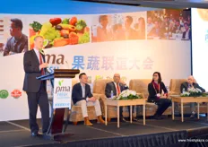 Panel discussion on varietal innovation. The speakers are Cobby Lin, Director of international business at Yumsun, Jose Antonio Gomez, CEO of Camposol, Mimi Corsaro Dorsey, Director of Export Sales at Guimarra Vineyards Corporation and David Smith, Development Manager at SVA Fruits. The introduction is done by Richard Owen, PMA.