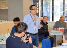 Mr She Xian Ping is the marketing manager of Hema, also responsible for acquisition. He explains how Hema is serving Alibaba to gain a brick and mortal presence on the Chinese retail market. Lunch is being served in one of the food corners of the supermarket.