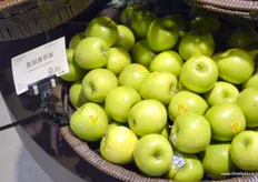 Imported American apples on display at CitySuper Shanghai.