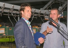 Jaguar, the Fresh Company, has maintained a business relationship with ALG for 18 years. Ed Heijnen of Jaguar receives an award from Gerrit van der Merwe Jr of ALG.