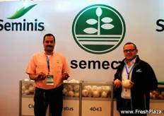 Carlos Torres from Semeca (Semillas mejoradas de Centroamérica) and Christian Núñez from Monsanto.