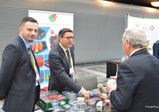 Massimo Belloti from Guilin talking to José Gandia from SAT Royal.