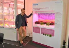 Roel Janssen from Philips works together with Rijk Zwaan. They assist in growing techniques with thir LED lights.