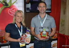 Brenda Necic and Peppe Bonfiglio with Sunset/Mastronardi showing the company’s pasta kit. The kit includes Minzano tomatoes and offers a meal within 15 minutes.