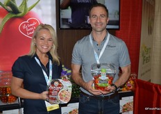 Brenda Necic and Peppe Bonfiglio with Sunset/Mastronardi showing the company’s pasta kit. The kit includes Minzano tomatoes and offers a meal within 15 minutes.