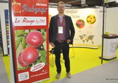 Julien Darnaud from International Plant Selection took the opportunity to promote a new red apricot variety.