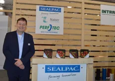 Olav Sinke from Sealpac explains that there’s a cooperation between Perfotec, Naber and Sealpac. These three companies are members of the Save Food Initiative. Together, they’ve looked at how food waste can be combatted from the viewpoint of packaging. This resulted in packaging solution PerfoLid. Fresh products should be able to breathe. Each fruit and vegetable type has its own breathing pattern, also called the breathing frequency.