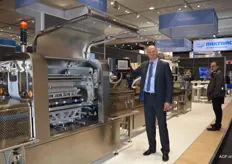 Hans Schalkwijk from Multivac with the G700 top-seal machine. Ready-made meals, soft fruit, tomatoes and sliced vegetables are packed with a top-seal by this machine. Multivac shows a complete line; from de-buncher to labeller.