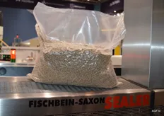 Detailed photograph: Fischbein, known for pocket sewing machines showed the bag sealing machine with vacuum or gassing option as a novelty. The bag with contents are put in and then aired or de-aired, after which the bag can be sealed shut. This could be applied for peeled or processed potatoes in the fresh produce sector.