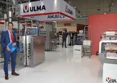 Ulma, Alexander Tack poses with a vertical shaping, filling and sealing machine. This machine has a solution to reduce the amount of air at the top of packaging. Applications are, for example, frozen vegetables and freshly sliced chips. More boxes in a packaging, resulting in lower transport costs due to more content. The ‘packing and transporting’ of air is reduced to a minimum by this machine. Capacity is about 80 bags per minute.