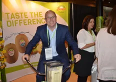 Glen Arrowsmith with Zespri is blending a SunGold kiwi fruit smoothie as he pedals on the bike.