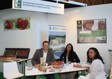 Ethiopia was also present with products such as strawberries and beans. Jan Michielsen from Fair Fruit in Belgium on the left: this is a company that supports growers in Africa. Yusra Nurhussein, centre, and Yemisrach Berhano, right, from the Ethiopian association for growers and exporters.