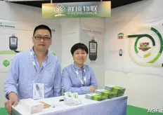 Kevin Wu and Julia Xue from Freshliance with the tracking machine. “Our tracking machine uses data to immediately measure temperature and humidity within containers filled with fruit and vegetables.”