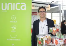 Diego Calderón from the Spanish company Unica Fresh. He shows a packaging with three different miniature vegetables. The company is one of the largest producers of miniature cucumbers.