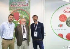 The Spanish company Viveros California presented a new raspberry variety and a new strawberry variety. The raspberry variety is San Rafael. Javier Marrufo on the left.