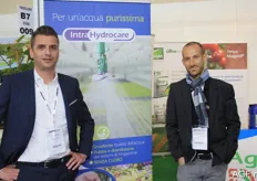 Harm Vogels and his Italian colleague Stefano Uggeri present Intra Hydrocare for horticulture. Intra Hydrocare is a cleaning and disinfecting tool.