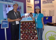 The brand new Bravo apple! 50,000 cartons will sold in Australia this season. Production will be bigger next year when they will look at exporting it. There are 50 growers growing it in Australia at the moment. Steele Jacob and Nardia Stacy were enthusiastic about the new apple.