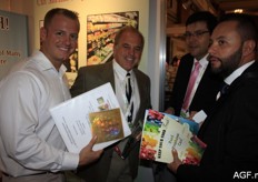 The Food Freshness Card was a new product on the London Produce Show. On the picture Rick and his son RJ Hassler. They already had a lot of succes with their innovation in the pharmacy industry, but now they also want to focus on fresh produce. Te Food Freshness Card keeps fruit and vegetables longer fresh.