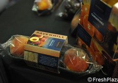 Small tray with three peaches