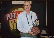 Glen Reynolds with Potandon Produce shows the company's new Boil 'N Bag. The bag is designed to be put in the water for boiling.