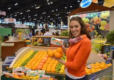 Joan Wickham with Sunkist showing organic Valencia oranges. Sunkist was sampling freshly squeezed Valencia orange juice on Thursday. According to Joan, juicing has revitalized the Valencia market.