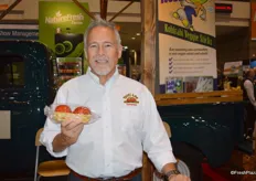 Jeff Trickett with Bejo Seeds shows Tasti-Lee vine ripened tomatoes.