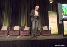 Andre Drenth explains key benefits of his banana research to the audience