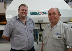 Pierneef Smit (Reemoon) and Dewald Eksteen from Bufland Boerdery, with Bufland's new Reemoon 2-lane optic sizer sorting machine.