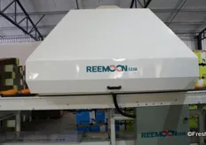 The Reemoon optic sizer's camera takes 11 photos of each fruit and 11 fruit per second under this hood.