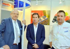 Hellman is an logistics service provider that is active in China through the port of Hong Kong, Shanghai and Qingdao. The company cooperates with Dutch company Zuidkoop to bring the creative fruit creations used to decorate the stands into Hong Kong. From left to right: Dr Jens Möller, Ivo Skorin and Marco Vink.