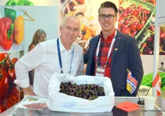 Daniel Trottier and John Waslen of Consolidated Fruit Packers, part of the Star Group. The company supplies China, Singapore and Malaysia with fresh cherries. Since its acquisition of Graham Nelson, is has obtained 40 years of export experience, a range of new customers and growers and a scale increase of over 100%.