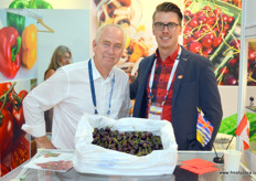 Daniel Trottier and John Waslen of Consolidated Fruit Packers, part of the Star Group. The company supplies China, Singapore and Malaysia with fresh cherries. Since its acquisition of Graham Nelson, is has obtained 40 years of export experience, a range of new customers and growers and a scale increase of over 100%.