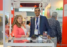The BC Cherry Association (British Columbia, Canada) supports it members in their export to a range of countries in Asia and Southeast Asia, including Thailand, Singapore and Vietnam. The cherry season is on from Mid-June until August, with shipment running until September. On the photo are Beth Cavers and Sukhpaul Bal.
