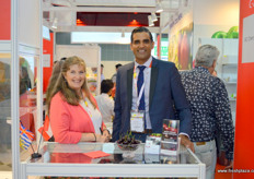 The BC Cherry Association (British Columbia, Canada) supports it members in their export to a range of countries in Asia and Southeast Asia, including Thailand, Singapore and Vietnam. The cherry season is on from Mid-June until August, with shipment running until September. On the photo are Beth Cavers and Sukhpaul Bal.