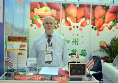 Mike of the California Strawberry Commission. At the moment, four Californian shippers are registered for export to China. With support of the Strawberry Commission, before November, an additional 4 to 6 new shippers are expected to receive export licenses. California's strawberry season is almost all year around.