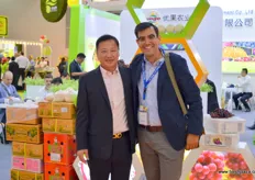 Gonzalo Matamala of GESEX together with the Director of Yogo Fruits, Mr Fang. Yogo Fruits is a fruit importer, but also owns a number of orchards in China and Southeast Asia. The company grows its own grapes, as well as durian.