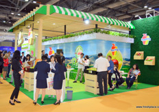 Interest from the crowds at the stand of the Washington Apple Committee together with USA Pears.