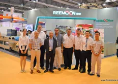 Lily, Zhu Er, Pierneef Smith, Zhu Yi, Andries Bracamonte, Gerard Meyer, Gerard, Hill and Sam of Reemoon, a sorting technolog provider. This year the company has installed one of its first cherry sorters in Shandong province. It has also attracted a Spanish sales team under the management of Andries Bracamonte. In Spain, the company will focus on the country's citrus, cherry and stonefruit markets.