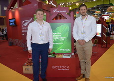 Vladimir Beliakor and Gus Roos from Bostock New Zealand with the Dazzle, Diva apples and the very new TCL3 variety which soon be given a brand name.