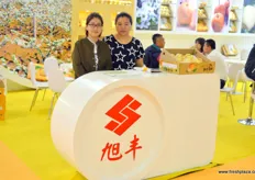 To the right is Wang Dian Liu, the marketing supervisor of Yantai Shengfeng Food Stuffs. She is together with Anna. The company is a large producer of Chinese pears.