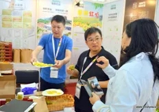 Kiwifruit tastings at the booth of Sichuan Huipu Superior Fruit Industry.