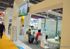 Discussions at Yidu's stand.