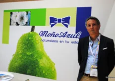 Nicolás Bonavento from Moño Azul, offering a different fruit from Argentina such as pears and apples.