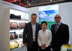 Ferín Sánchez (right) with the Asia team from Gruventa, Spain. A special for the Asia Fruit Logitica was the promotion of their pomegranates.