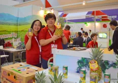 "Commercial Manager Sharin Rebollido with General Manager Tan Chooi Khim of S&W Fine Foods (Singapore); recently launched their "Klear Can" pineapples."