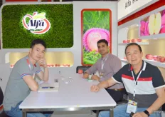 General Manager Richard Leung and Managing Director Steven Leung of Alfa Fruit Packers (China) with Ritesh Gidwani of RB Impex (India).