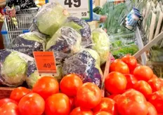 Tomatoes, iceberg lettuce, some herbs in the background… the shelves are full. (49.90 ruble compares to about 0.72 euros).