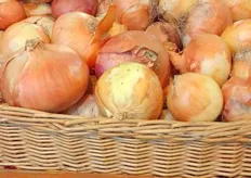 These onions, presented in a basket, come at a price of 29.90 ruble (0.43 euros).
